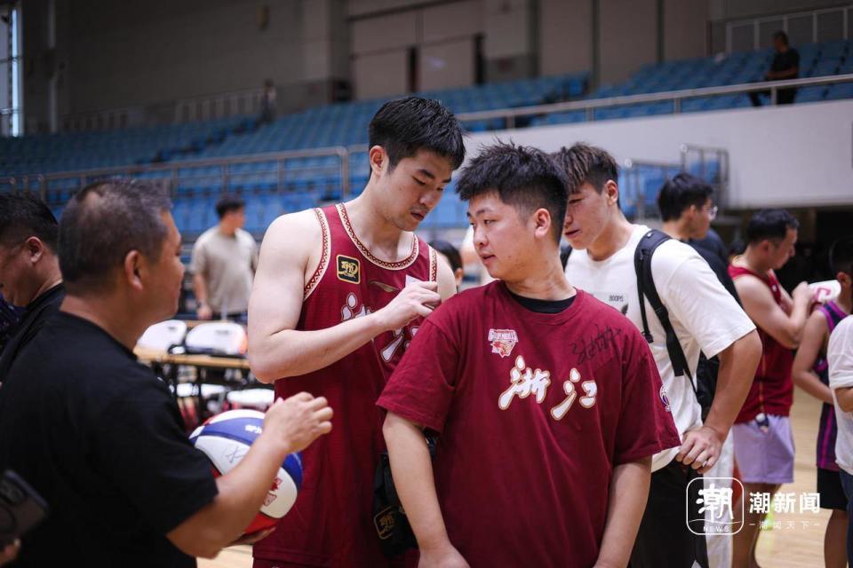 news, 们对浙江稠, 签名合影的