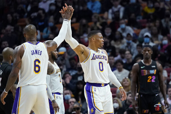 詹姆斯先行, Serie 詹姆斯先行, Serie