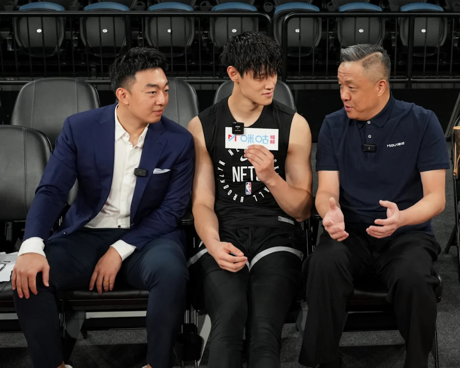 赛后接受采 赛后接受采