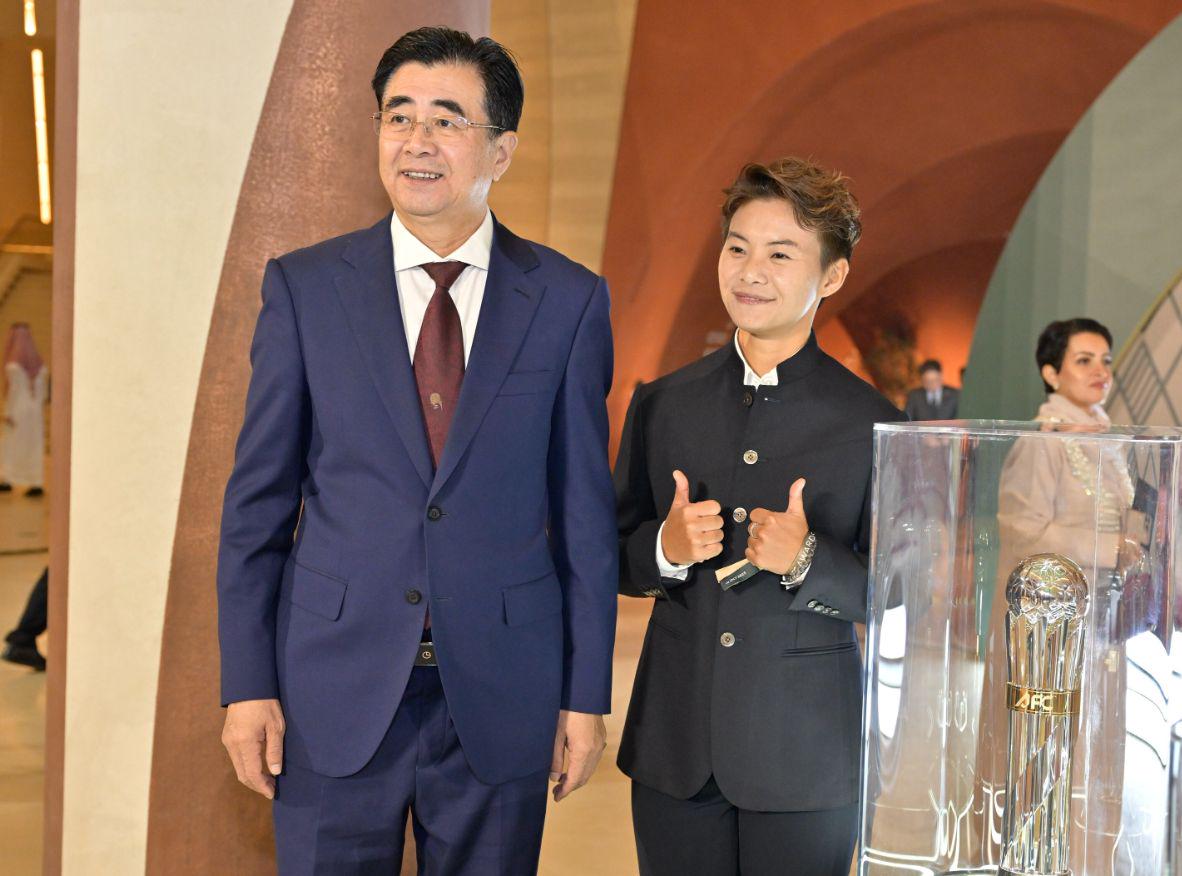 联年度最佳, 以及日本的, 足球小姐的 联年度最佳, 以及日本的, 足球小姐的